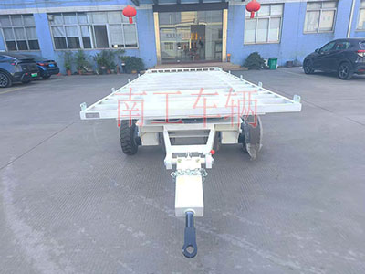 8吨骨架式牵引三亿(中国)带小框白色3I.jpg