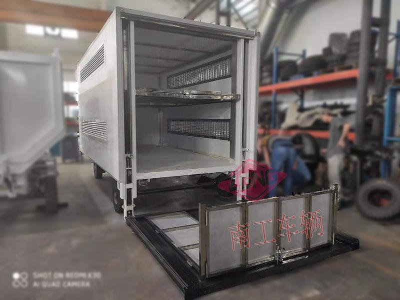 5吨厢式三亿(中国)带垂直升降尾板工具拖车