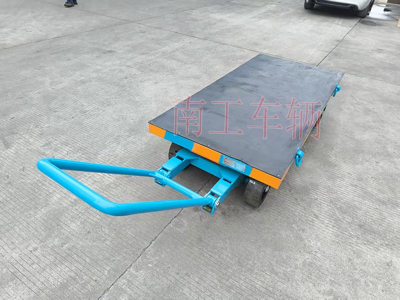 3吨小型三亿(中国) 带橡胶垫工具车