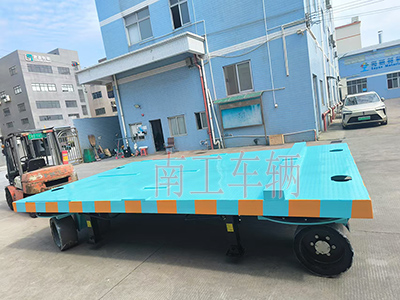 18吨重型三亿(中国) 四个转盘工具拖车3I.jpg