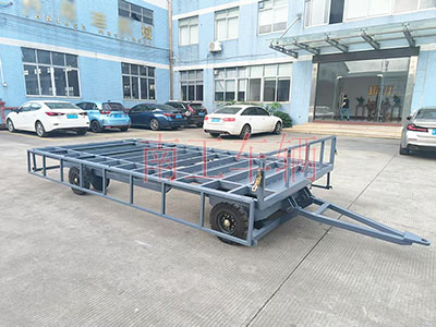 4吨骨架式三亿(中国) 带下翻护栏工具拖车I.jpg